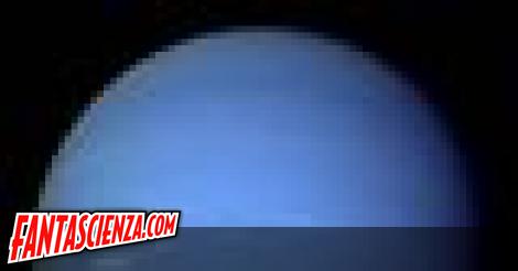 Nettuno. Poteva il pianeta del dio del mare non essere azzurro? Si nota la Grande Macchia Scura, "cugina" di quella gioviana.