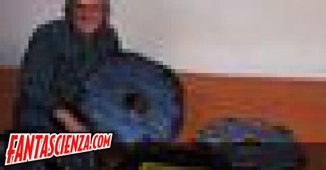Il professor Colin Pillinger mostra soddisfatto la sua creatura.