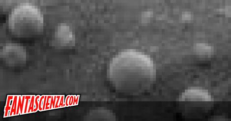 Ed ecco le strane sfere trovate da Opportunity. Delle dimensioni di mirtilli, si trovano inglobate nella sabbia, come pure nelle rocce.