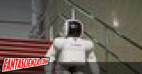 Scendere le scale &egrave; una specialit&agrave; di Asimo.